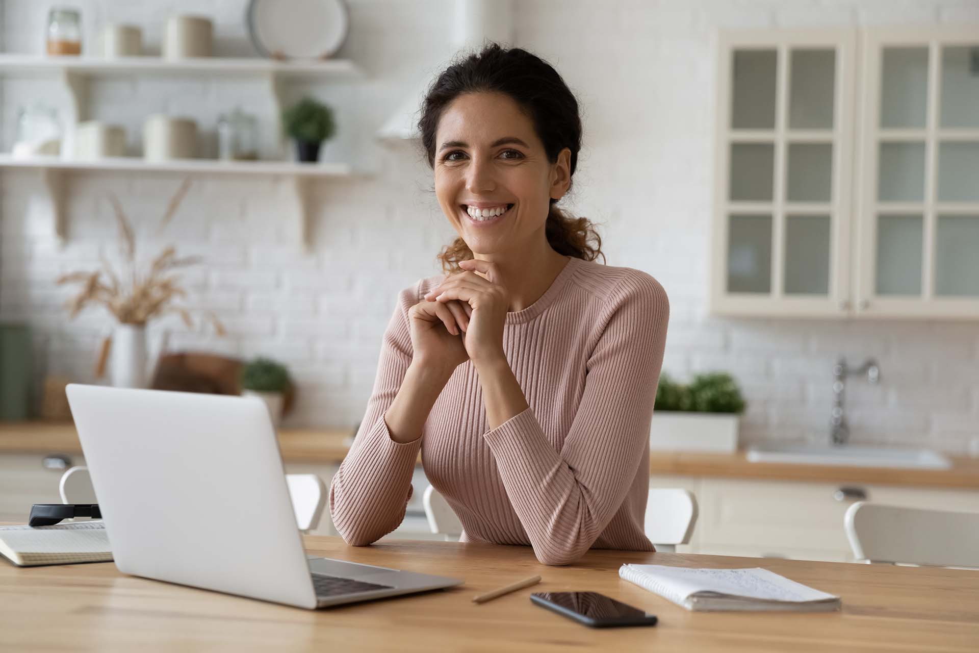 Mujer sonriente trabajando en su testamento